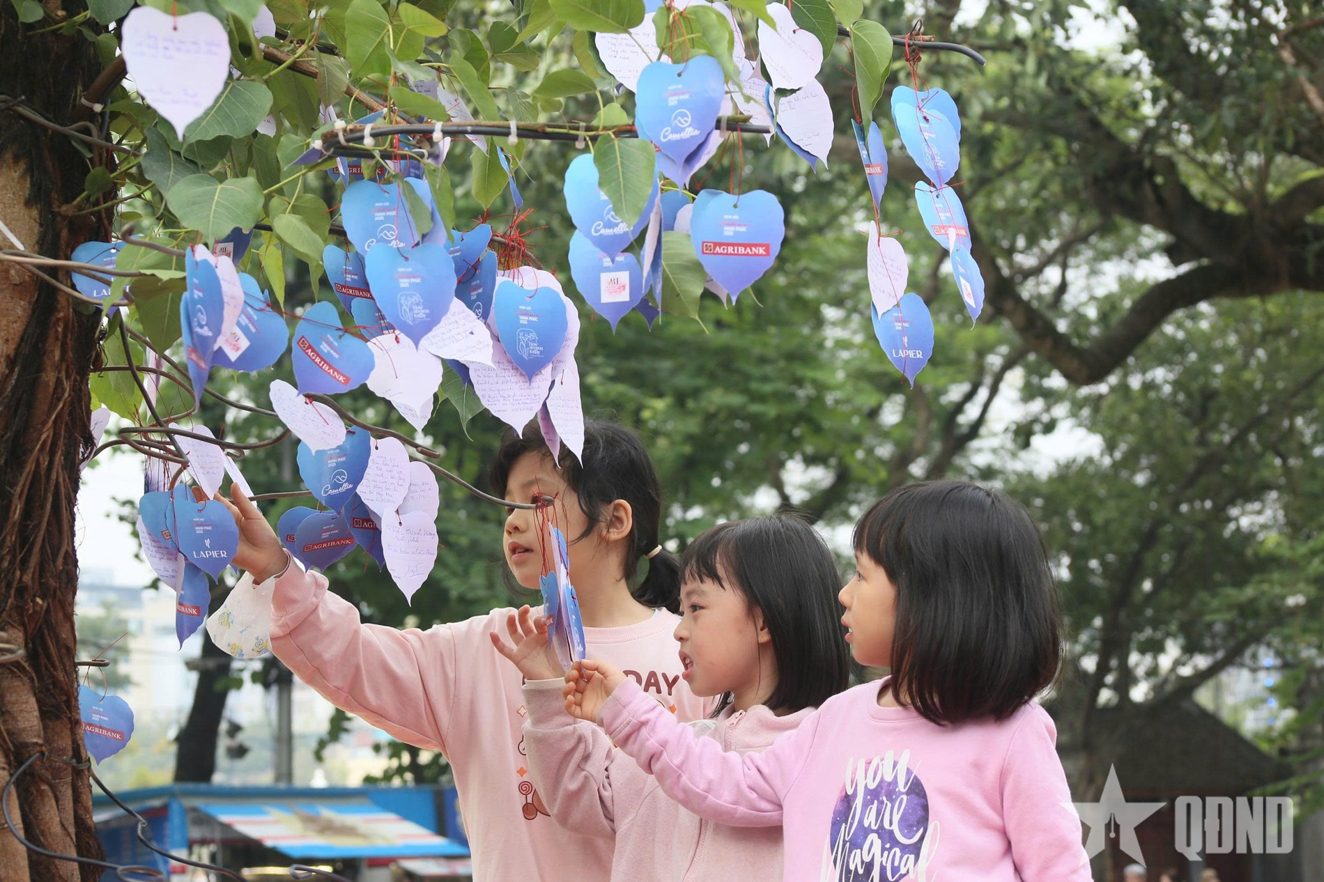 Những câu chuyện nhỏ dệt nên mùa hạnh phúc lớn
